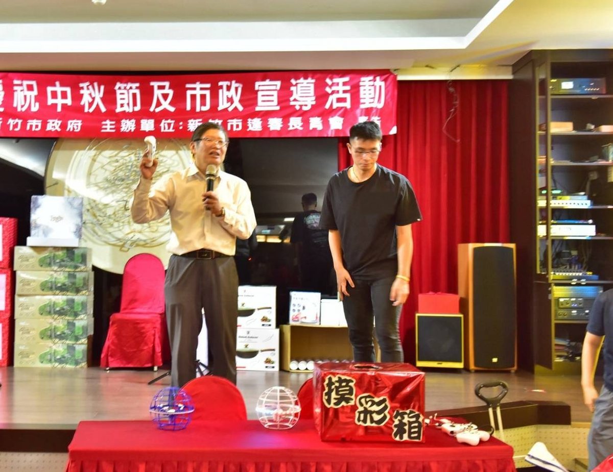 舞台上介紹無人機
